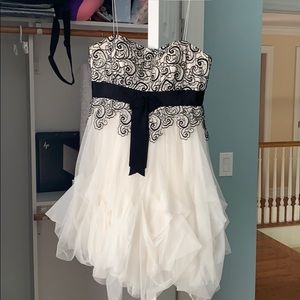 ❌SOLD❌ Aidan Mattox Black & White Special